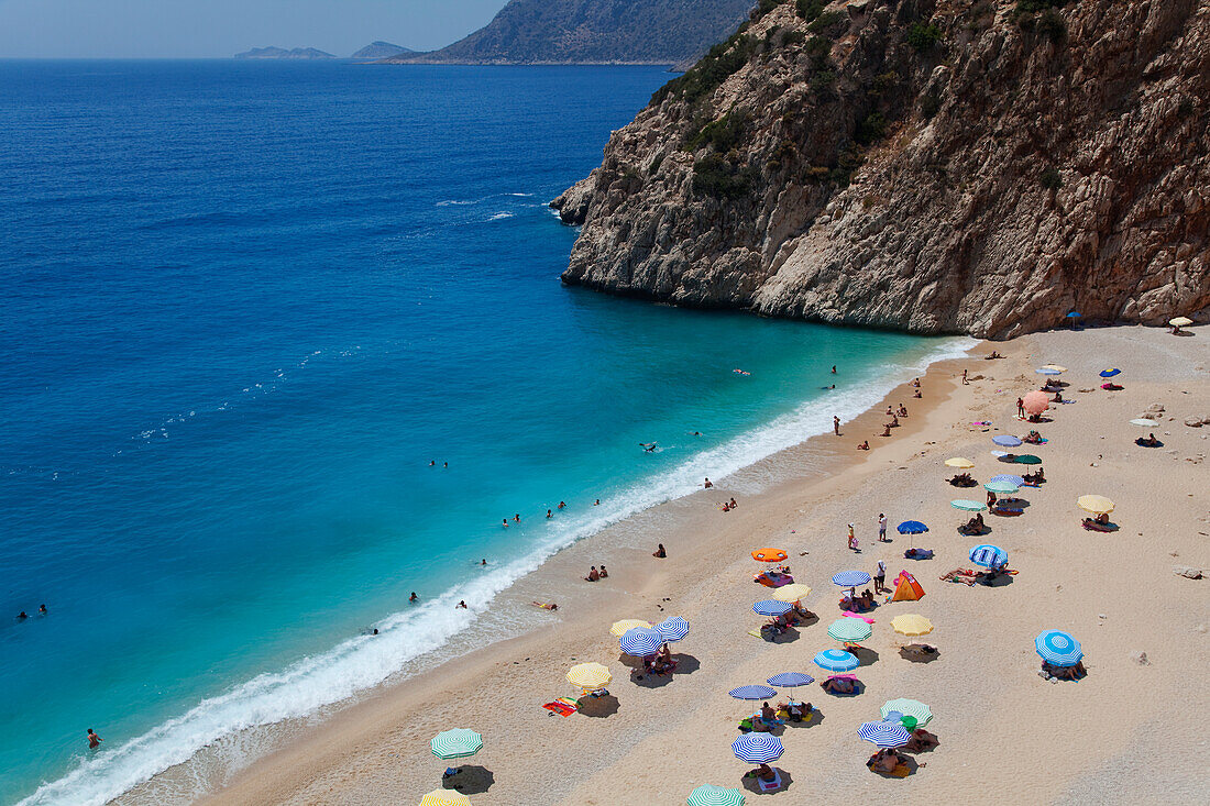 Touristen und Sonnenschirme am Strand von Kaputas, in der Nähe von Kas, Türkei, Türkei