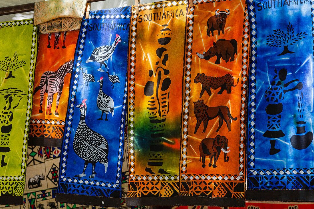 Kulturelle Souvenirs an einem Marktstand auf dem Greenmarket Square in Kapstadt, Kapstadt, Südafrika