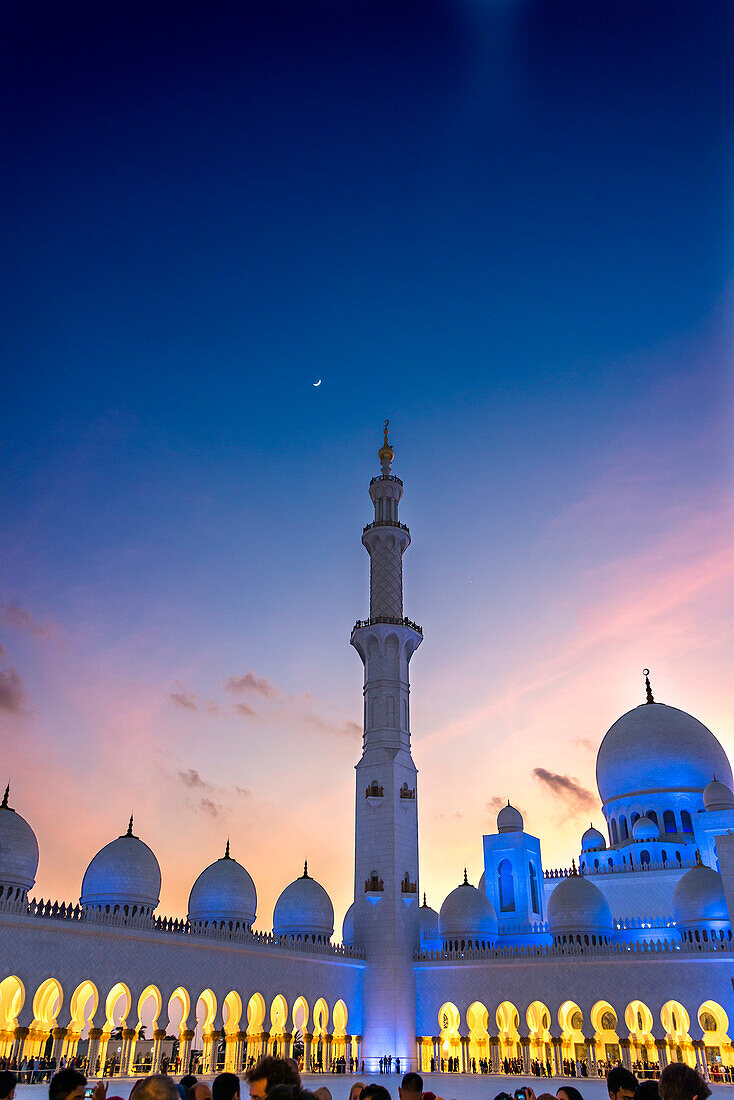 Sonnenuntergang mit einem Viertelmond in der Großen Moschee in Abu Dhabi, VAE, mit einem Minarett aus Marmor, Abu Dhabi, Vereinigte Arabische Emirate