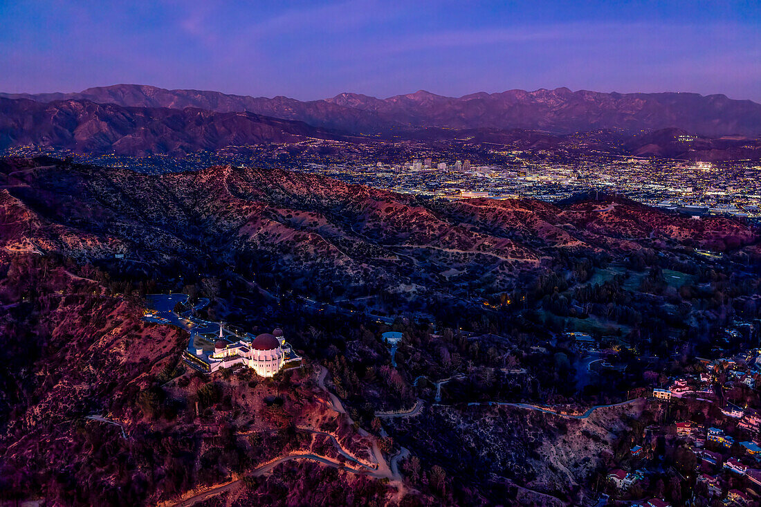 Luftaufnahme des Observatoriums bei Sonnenuntergang mit Los Angeles im Hintergrund, Los Angeles, Kalifornien, Vereinigte Staaten von Amerika