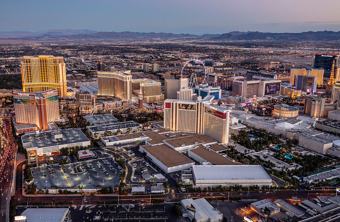 Abendliche Luftaufnahme eines Teils des Las Vegas Strip mit einer Reihe von Hotelkasinos und Einkaufsbereichen, Las Vegas, Nevada, Vereinigte Staaten von Amerika