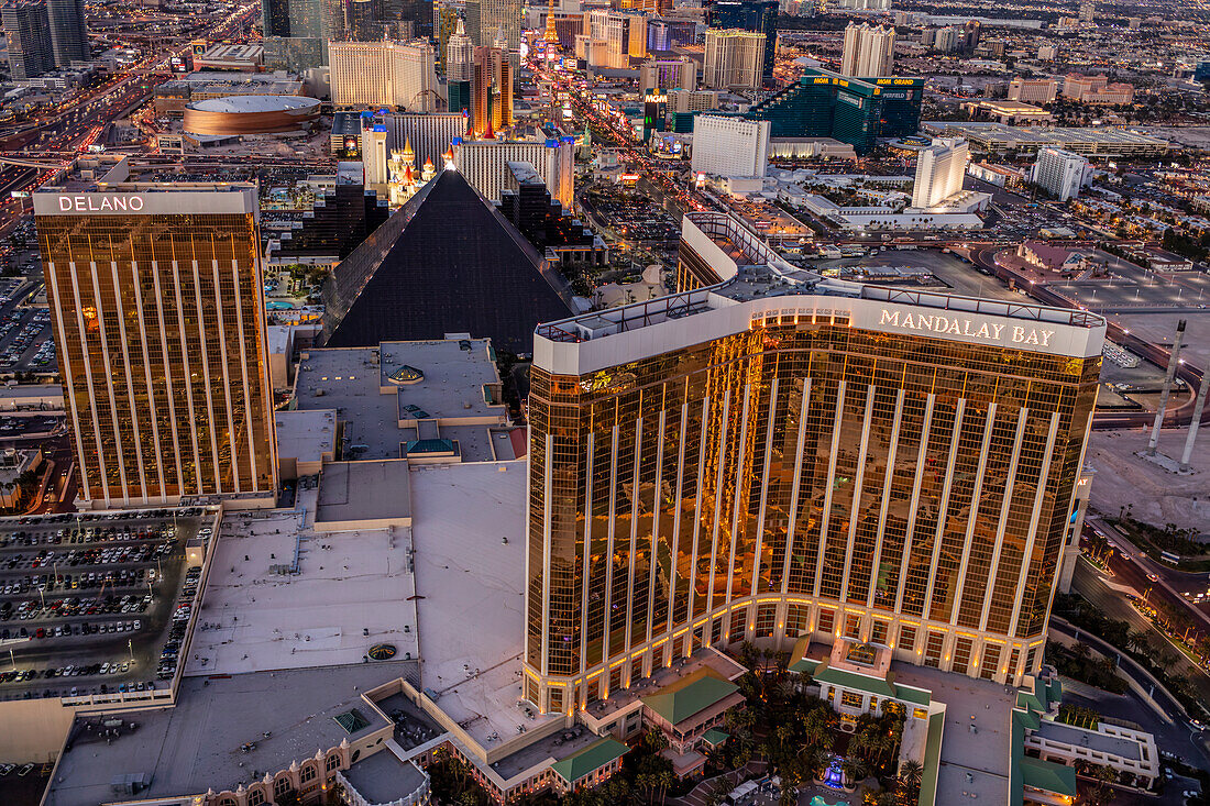 Luftaufnahme von Hotels und dem Las Vegas Strip in Las Vegas bei Sonnenuntergang, Las Vegas, Nevada, Vereinigte Staaten von Amerika