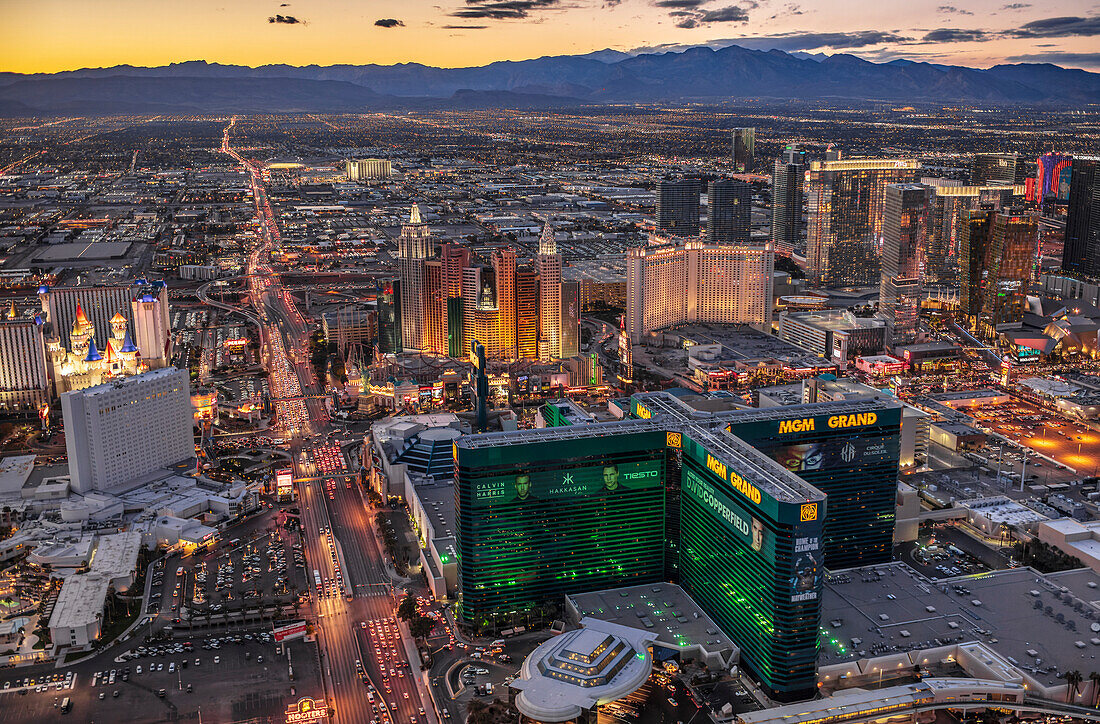 Luftaufnahme von Hotels und dem Las Vegas Strip in Las Vegas bei Sonnenuntergang, Las Vegas, Nevada, Vereinigte Staaten von Amerika