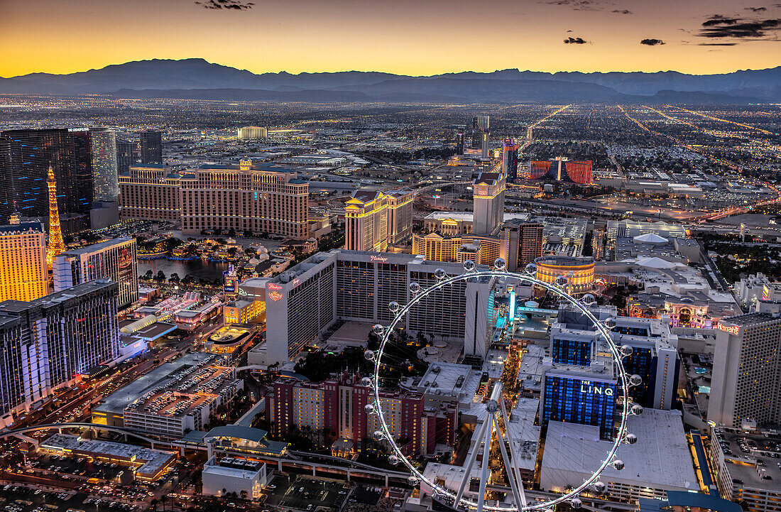 Luftaufnahme von Hotels und dem Las Vegas Strip in Las Vegas bei Sonnenuntergang, Las Vegas, Nevada, Vereinigte Staaten von Amerika