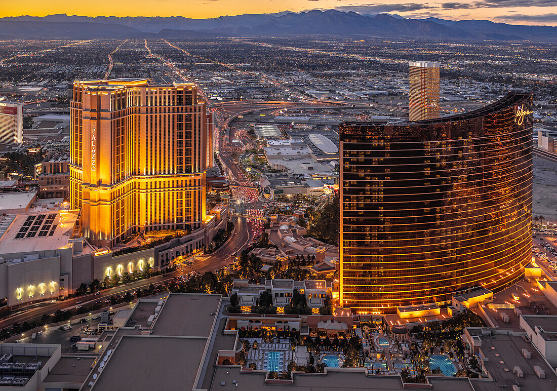 Luftaufnahme der Landmark Hotels und des Las Vegas Strip in Las Vegas bei Sonnenuntergang, Las Vegas, Nevada, Vereinigte Staaten von Amerika