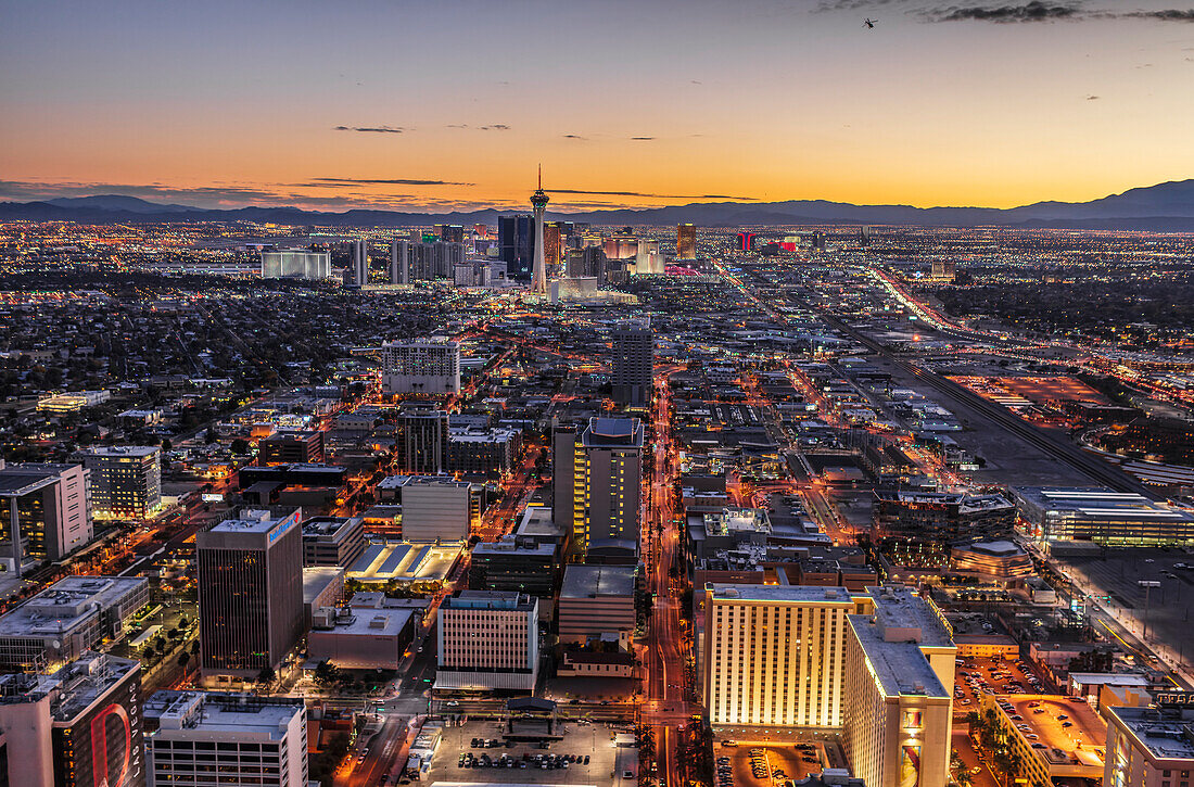 Luftaufnahme der Landmark Hotels und des Las Vegas Strip in Las Vegas bei Sonnenuntergang, Las Vegas, Nevada, Vereinigte Staaten von Amerika