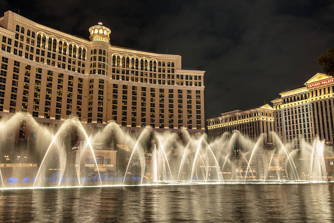 Berühmter Springbrunnen und Hotels entlang des Las Vegas Strip bei Nacht,Nevada,USA,Las Vegas,Nevada,Vereinigte Staaten von Amerika