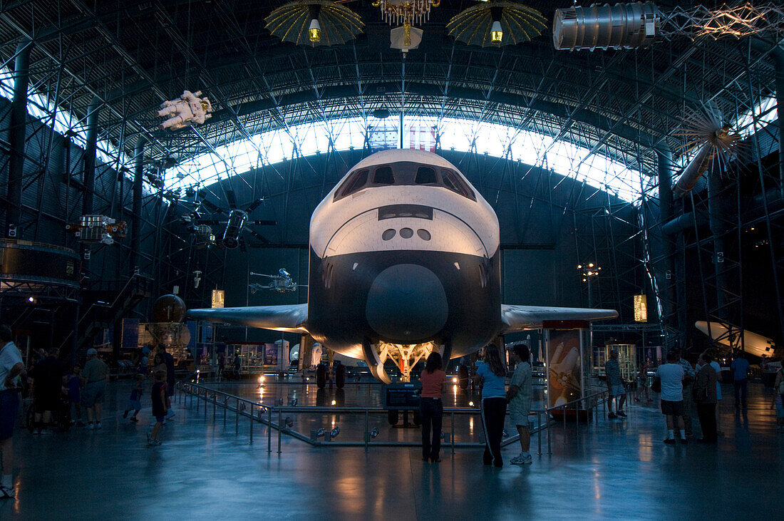 Die Raumfähre 'Enterprise' in einem Hangar im National Air and Space Museum, Steven F. Udvar Hazy Center in Chantilly, Virginia, USA. Alle aus der neuen Ausgabe des Luft- und Raumfahrtmuseums am Flughafen Dulles. Gezeigt werden vor allem eine SR-71 Blackbird sowie die Raumfähre Enterprise, Chantilly, Virginia, Vereinigte Staaten von Amerika.