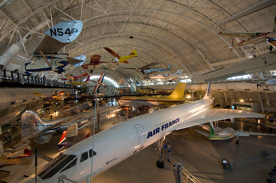 Die 'Concorde' und andere Flugzeuge in einem Hangar des National Air and Space Museum, Steven F. Udvar Hazy Center in Chantilly, Virginia, USA. Alle aus der neuen Ausgabe des Luft- und Raumfahrtmuseums am Flughafen Dulles. Gezeigt werden vor allem eine SR-71 Blackbird sowie die Raumfähre Enterprise, Chantilly, Virginia, Vereinigte Staaten von Amerika.