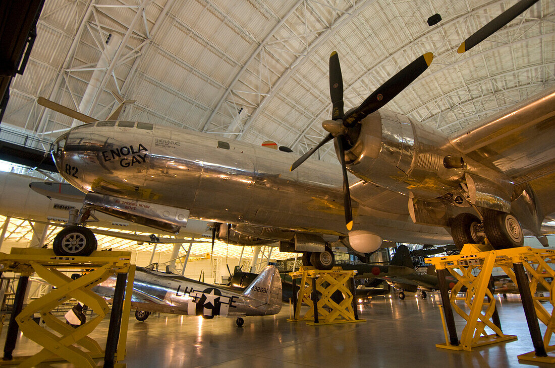 Die 'Enola Gay' und andere Flugzeuge in einem Hangar des National Air and Space Museum, Steven F. Udvar Hazy Center in Chantilly, Virginia, USA. Alle aus der neuen Ausgabe des Luft- und Raumfahrtmuseums am Flughafen Dulles. Gezeigt werden vor allem eine SR-71 Blackbird sowie die Raumfähre Enterprise, Chantilly, Virginia, Vereinigte Staaten von Amerika.