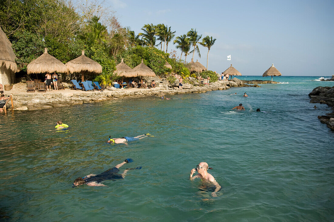 Touristen schnorcheln in einem Resort in Cancun, Mexiko, Cancun, Mexiko