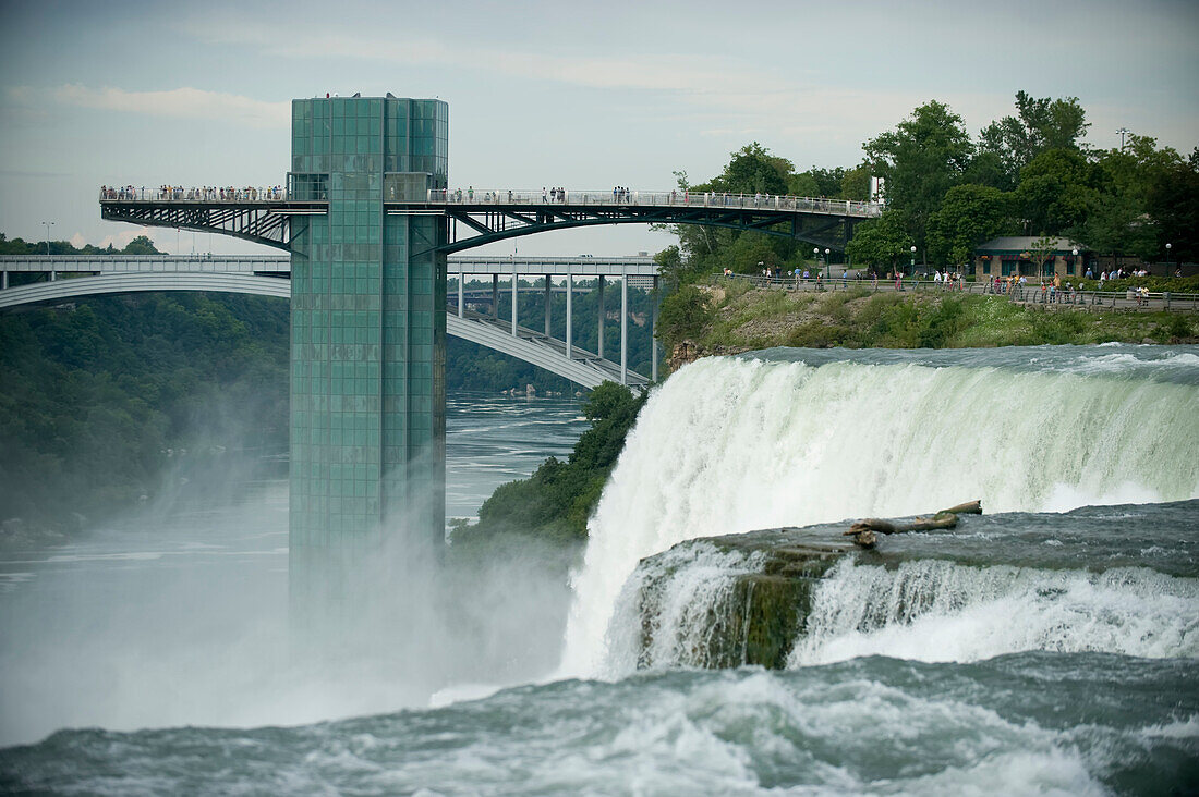 Touristen stehen auf einem Aussichtsturm an den Niagarafällen in New York,USA,Niagarafälle,New York,Vereinigte Staaten von Amerika