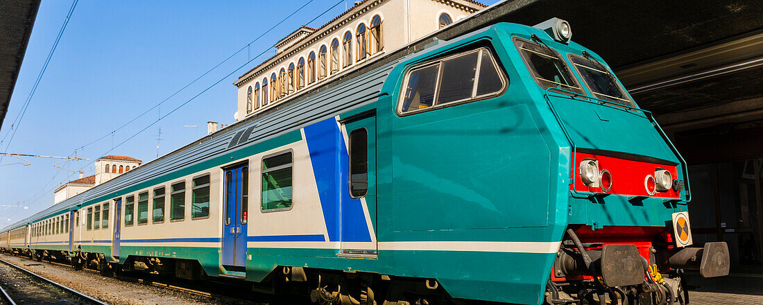 Zug auf dem Bahnsteig im Bahnhof, Venedig, Veneto, Italien