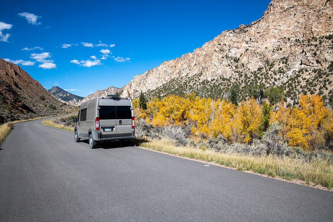 Wohnmobil auf dem Sheep Creek Geological Loop im Ashley National Forest in den Uinta Mountains in Utah, Utah, Vereinigte Staaten von Amerika