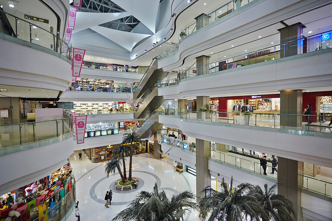 Innenraum des Shanghai Plaza, mit Geschäften in den mehrstöckigen Korridoren, in der Nähe von Xintiandi, Shanghai, China