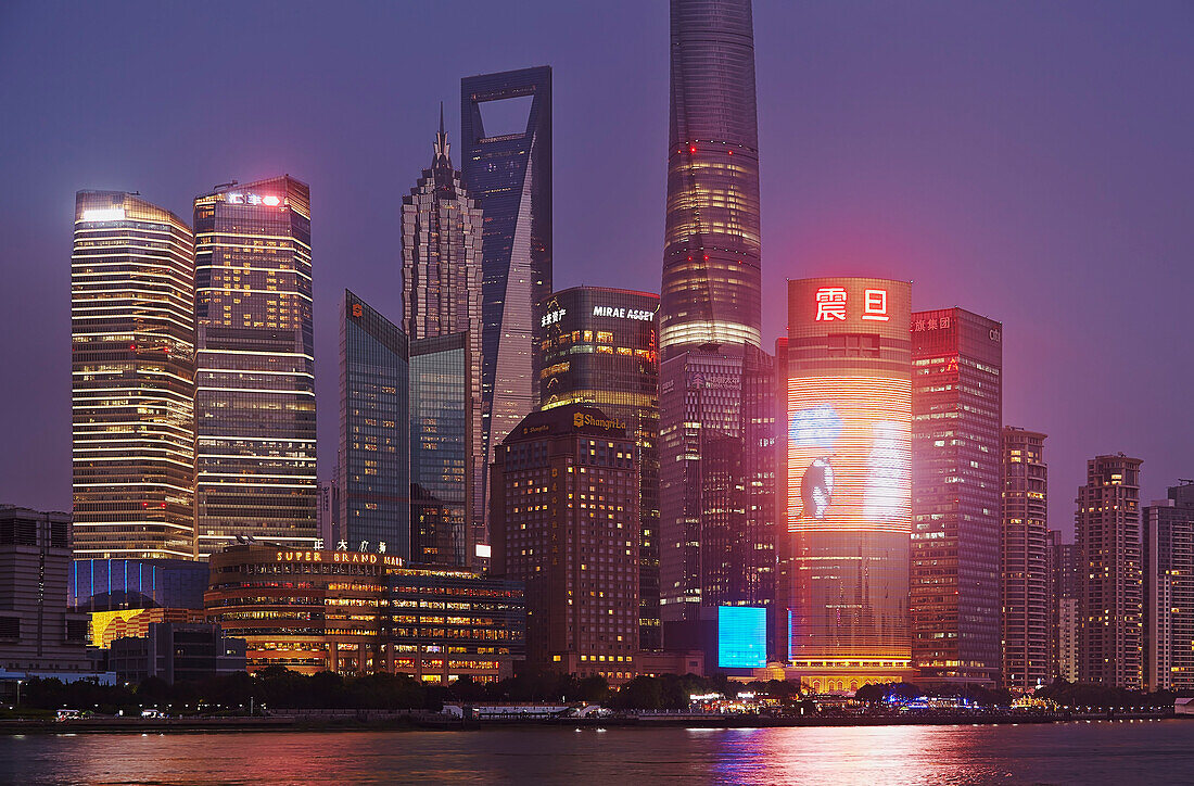 Blick auf den Bezirk Pudong in der Abenddämmerung, vom Bund aus über den Huangpu-Fluss gesehen, Shanghai, China, Shanghai, China