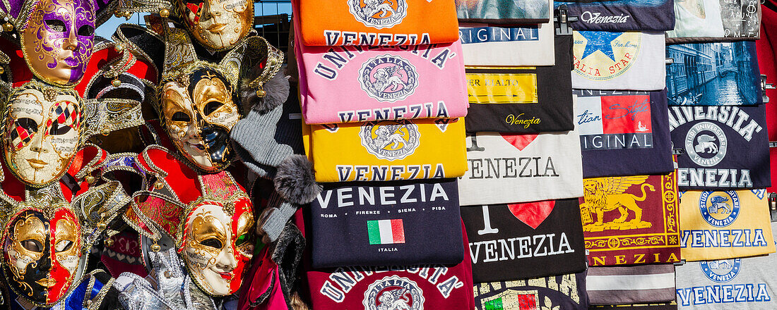 Ein Souvenirstand in Venedig, Italien, ist vollgestopft mit T-Shirts und Masken als Touristenartikel, Venedig, Venetien, Italien