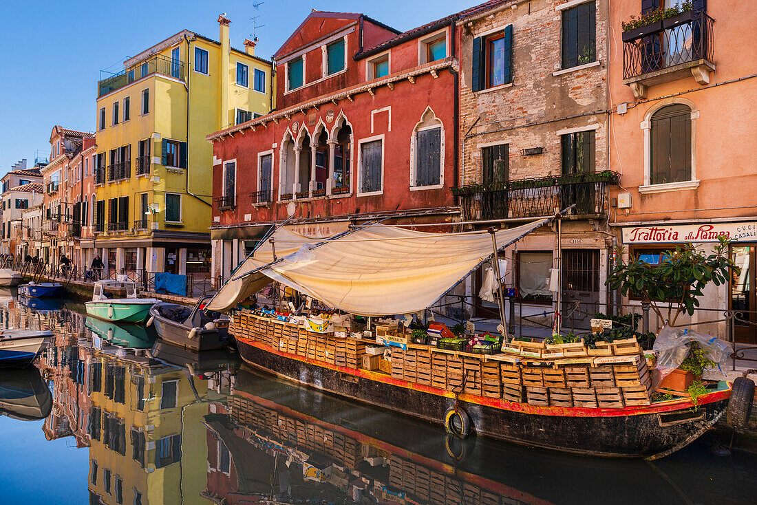 Gemüsestand-Boot auf dem Rio di S. Ana, Stadtteil Castello in Venedig, Venetien, Italien