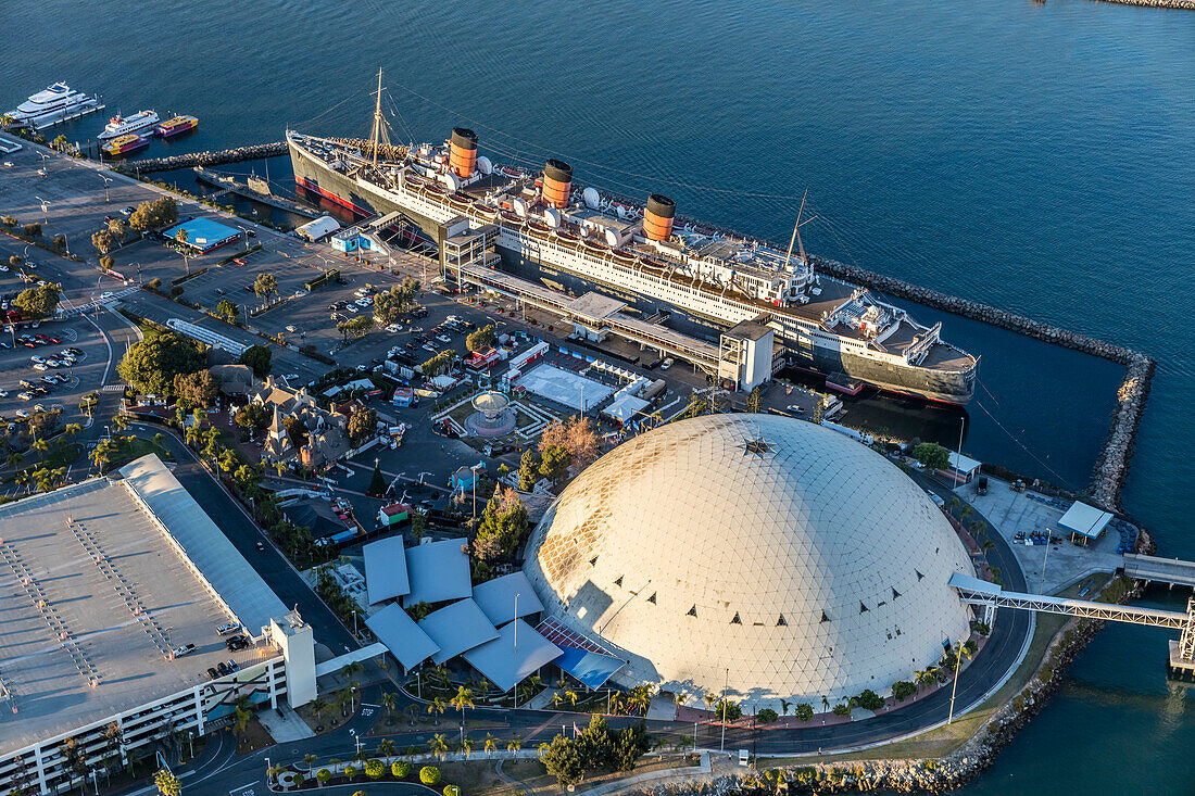 RMS Queen Mary, jetzt ein Hotelschiff und Touristenattraktion in Long Beach, Kalifornien.  Die Kuppel ist das ehemalige Zuhause von Howard Hughes' Spruce Goose,Long Beach,Kalifornien,Vereinigte Staaten von Amerika