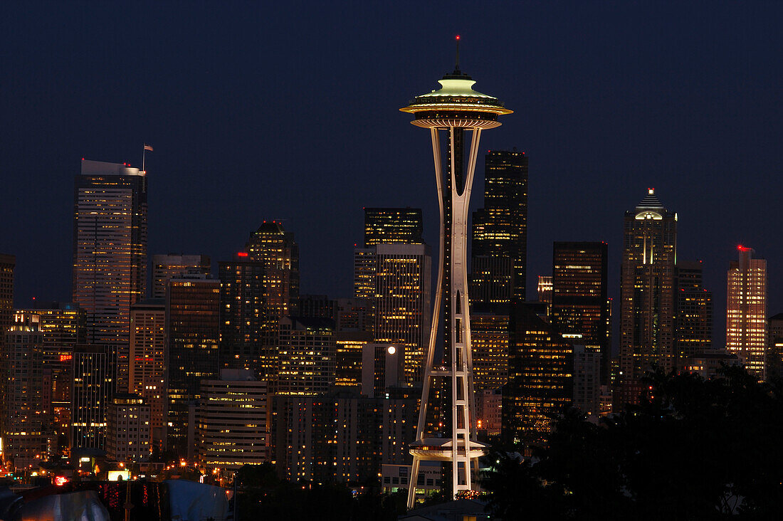 Blick auf die Space Needle und die Skyline von Seattle bei Nacht.,Space Needle,Seattle,Washington.