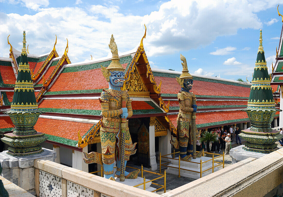 Statuen zweier Geister, die die Tempelanlage des Wat Phra Kaeo bewachen.,Der Große Palast, Bangkok, Thailand.