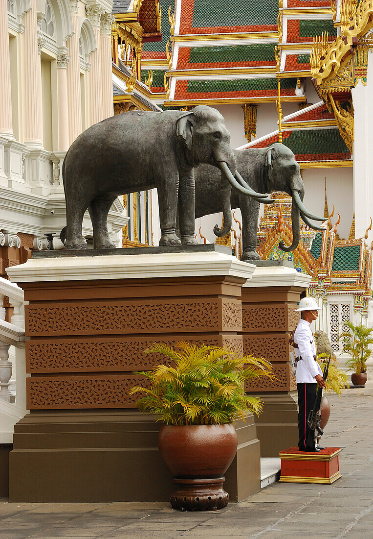 Ein Soldat der Königswache und Elefantenstatuen vor dem Thronsaal,Chakri Maha Prasad,Der Große Palast,Bangkok,Thailand.