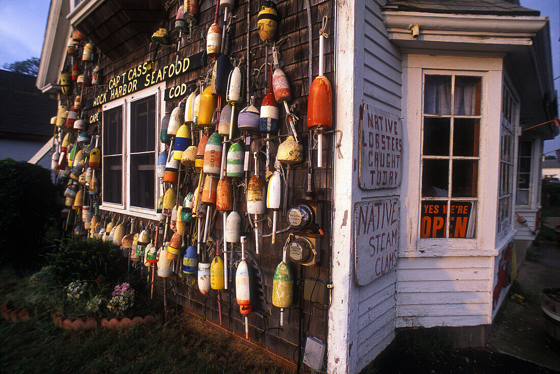 Bunte Hummertöpfe schmücken die Wand einer Fischbude in Rock Harbor, Massachusetts.