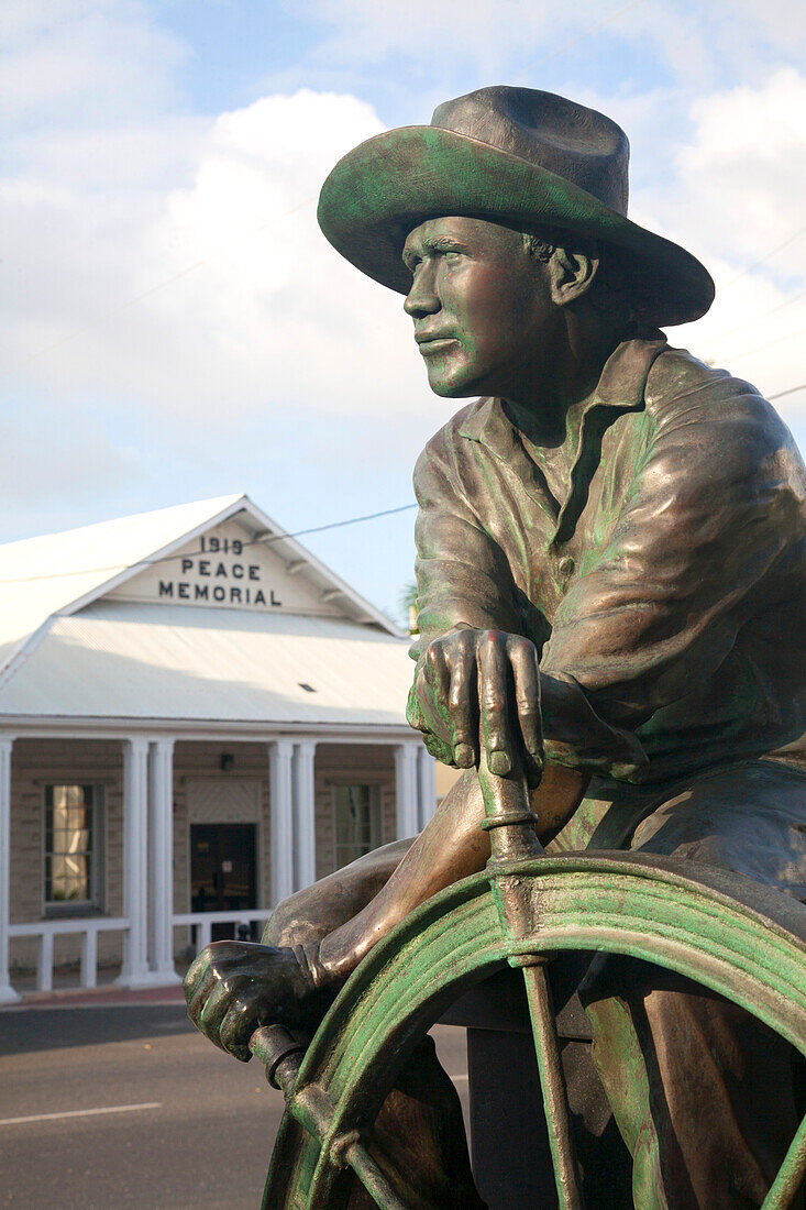 Statue und historisches Friedensdenkmal in der Innenstadt von George Town, Grand Cayman, George Town, Grand Cayman, Cayman Islands