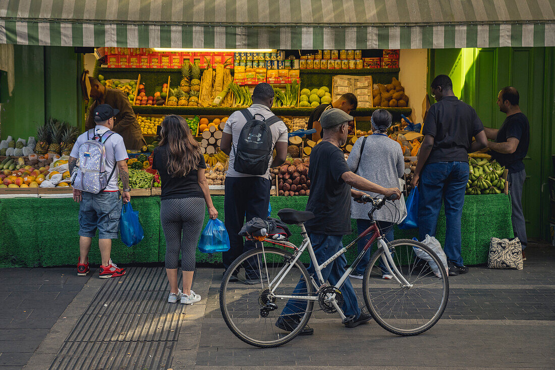 Obst- und Gemüsestand im Brixton Market,Electric Avenue,Brixton,London,UK,London,England