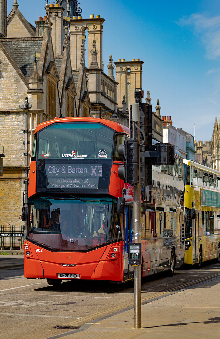 Doppeldeckerbusse auf dem Weg nach Oxford,UK,Oxford,England