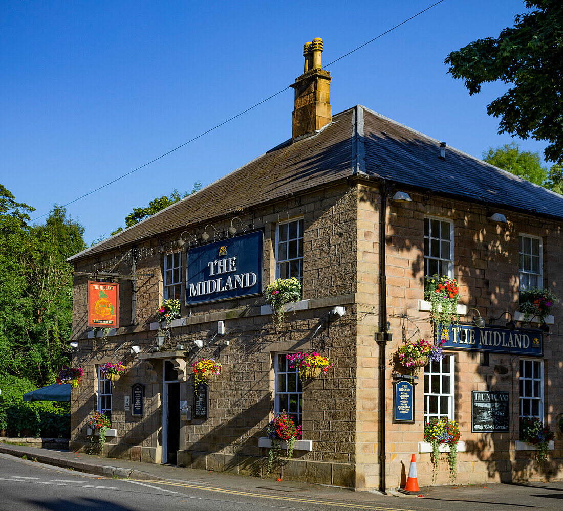 Charmantes Restaurantgebäude mit bunten Blüten in Matlock, Derbyshire, UK, Matlock, Derbyshire, England