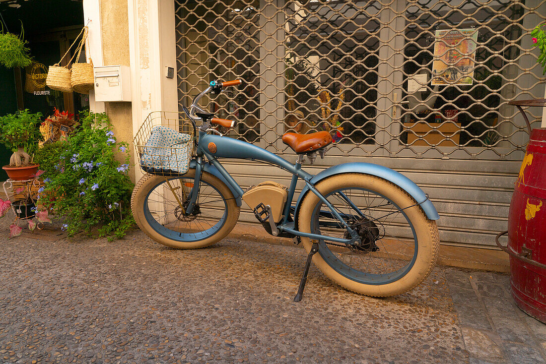 Abgestelltes Fahrrad vor einem Geschäft in Aigues-Mortes,Frankreich,Aigues-Mortes,Frankreich