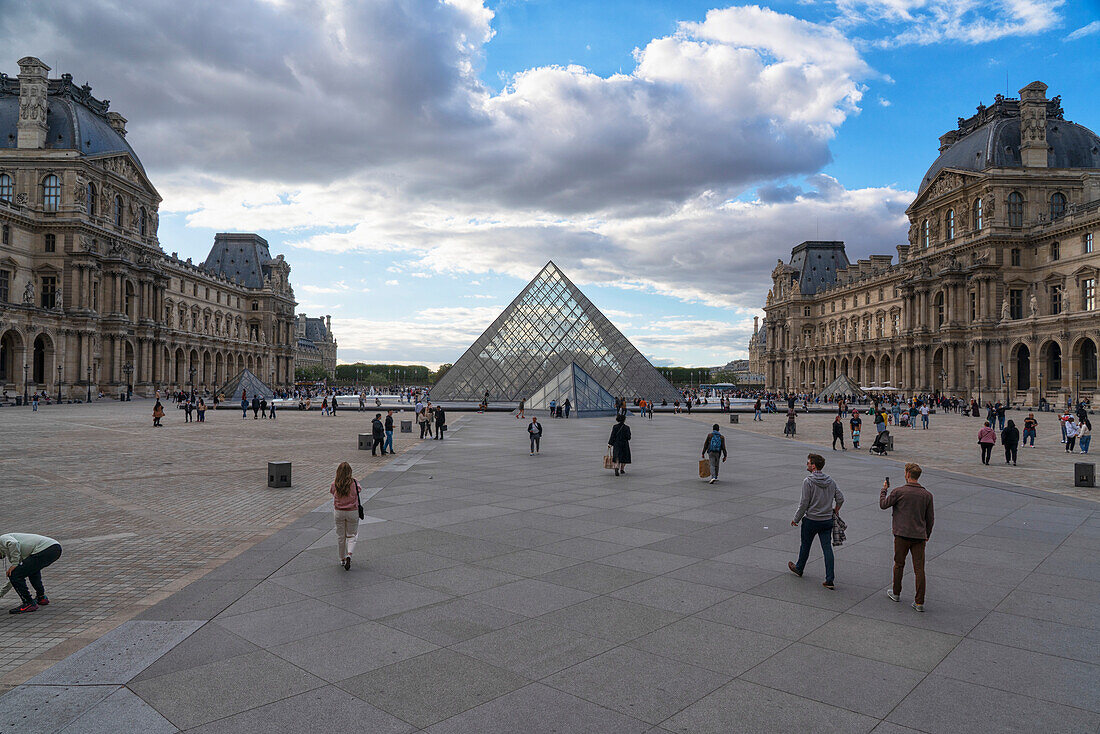 Der Louvre in Paris bei Sonnenuntergang,Paris,Frankreich