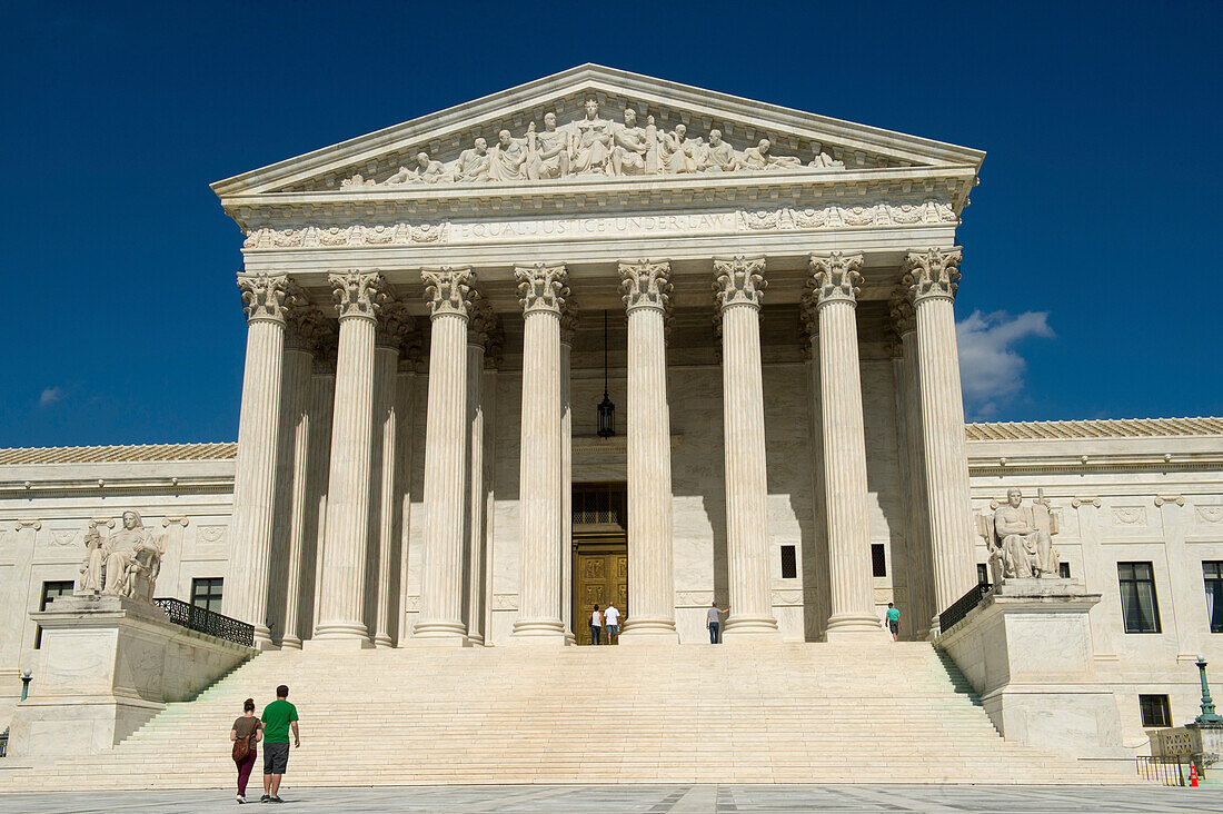 Touristen besuchen das Gebäude des Obersten Gerichtshofs der Vereinigten Staaten, Washington, District of Columbia, Vereinigte Staaten von Amerika