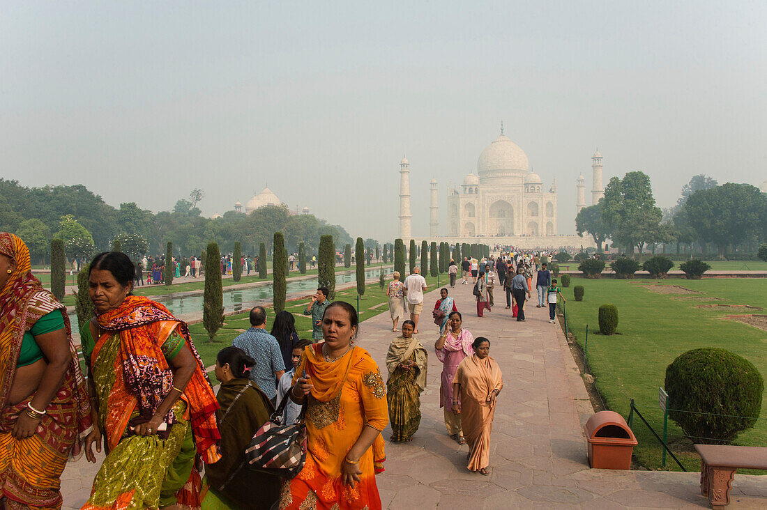 Touristen besuchen das Taj Mahal in Agra, Uttar Pradesh, Indien, Agra, Uttar Pradesh, Indien