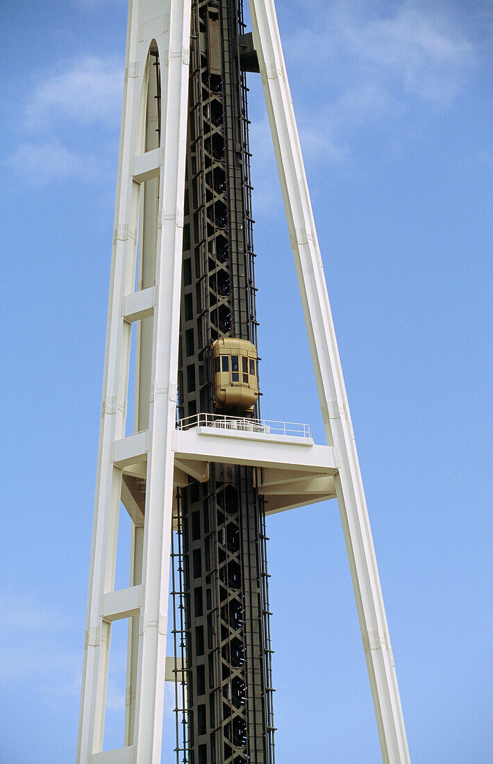 Ein Aufzug erklimmt Seattles Space Needle, Seattle, Washington, Vereinigte Staaten von Amerika