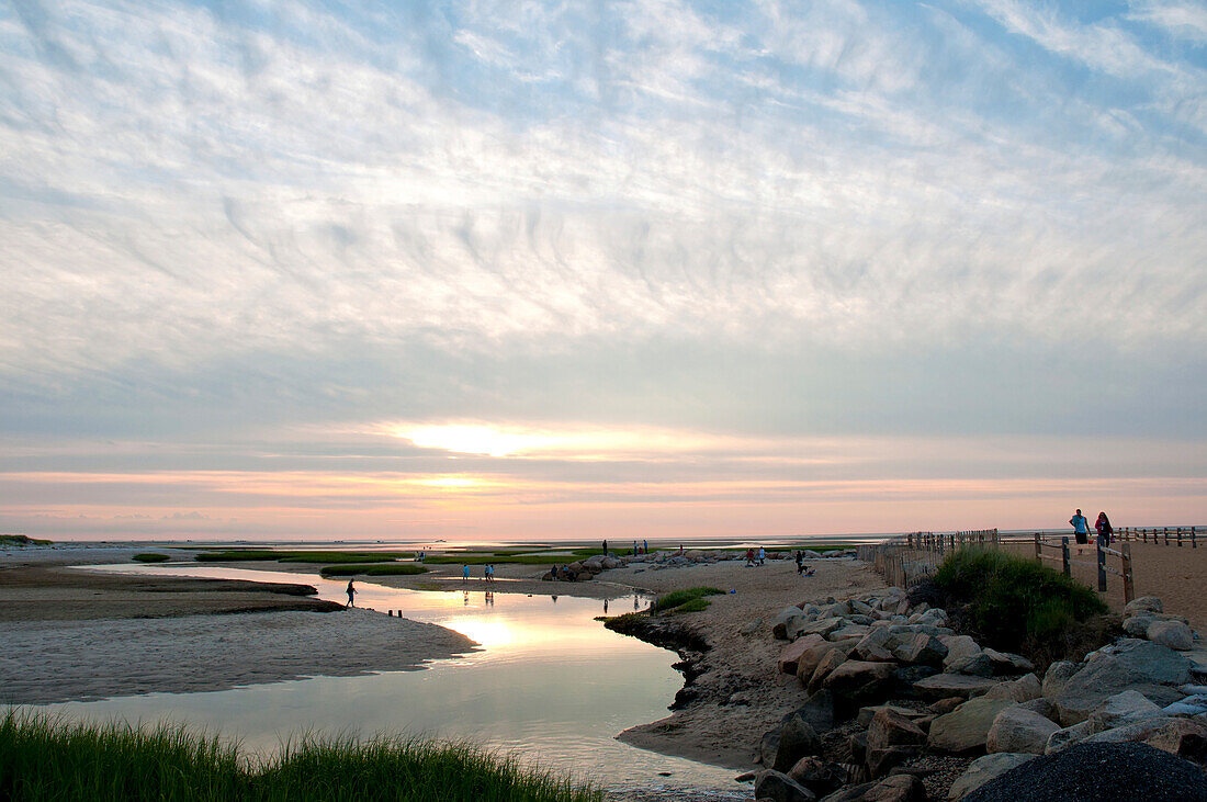 Blick bei Sonnenuntergang auf Payne's Creek und das Meer auf Cape Cod, Payne's Creek, Brewster, Cape Cod, Massachusetts.