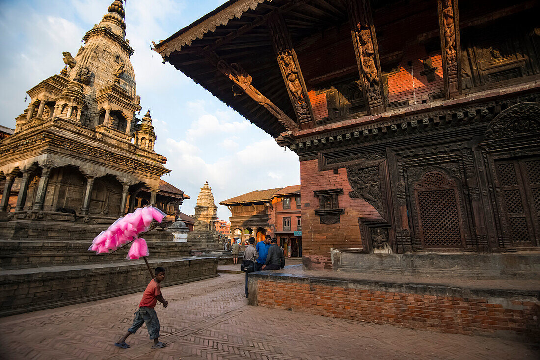 Junge Zuckerwatteverkäuferin auf dem Durbar Square, Bhaktapur, Nepal