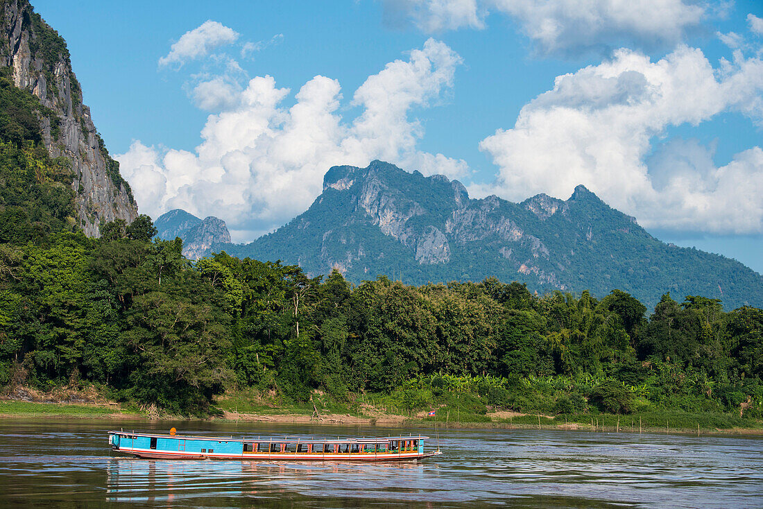 Traditionelles Kreuzfahrtschiff auf dem Mekong-Fluss, Laos