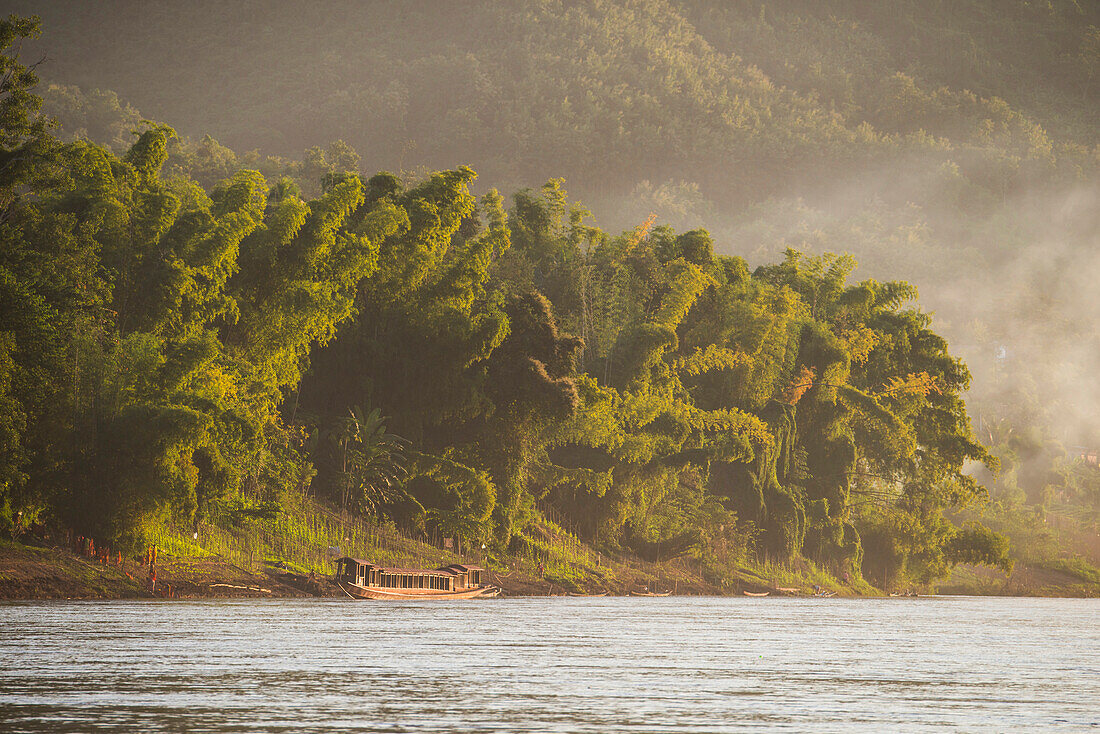 Traditionelles Kreuzfahrtschiff auf dem Mekong-Fluss, Laos