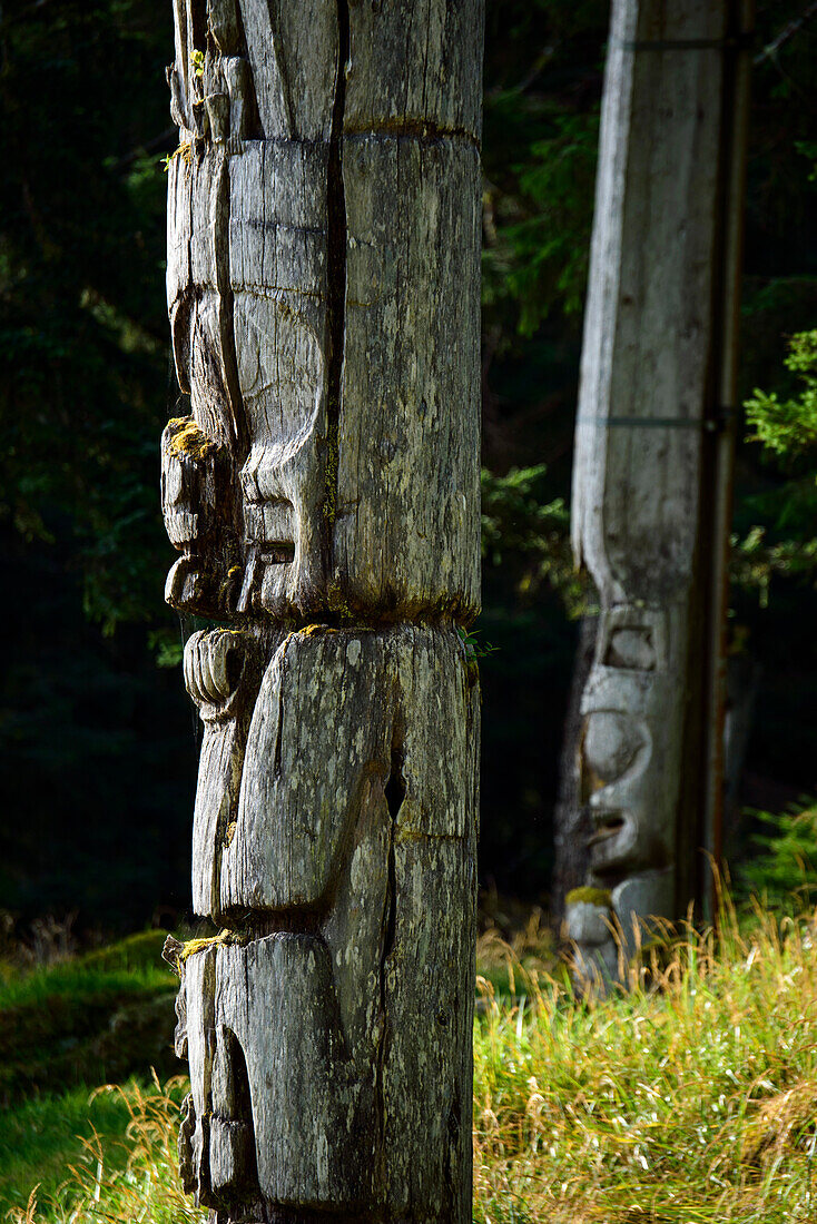 Zwei Totempfähle bei SGang Gwaay Llanagaay,Ninstints auf Englisch,ein verlassenes Haida-Dorf auf Anthony Island,Anthony Island,Haida Gwaii,British Columbia,Kanada