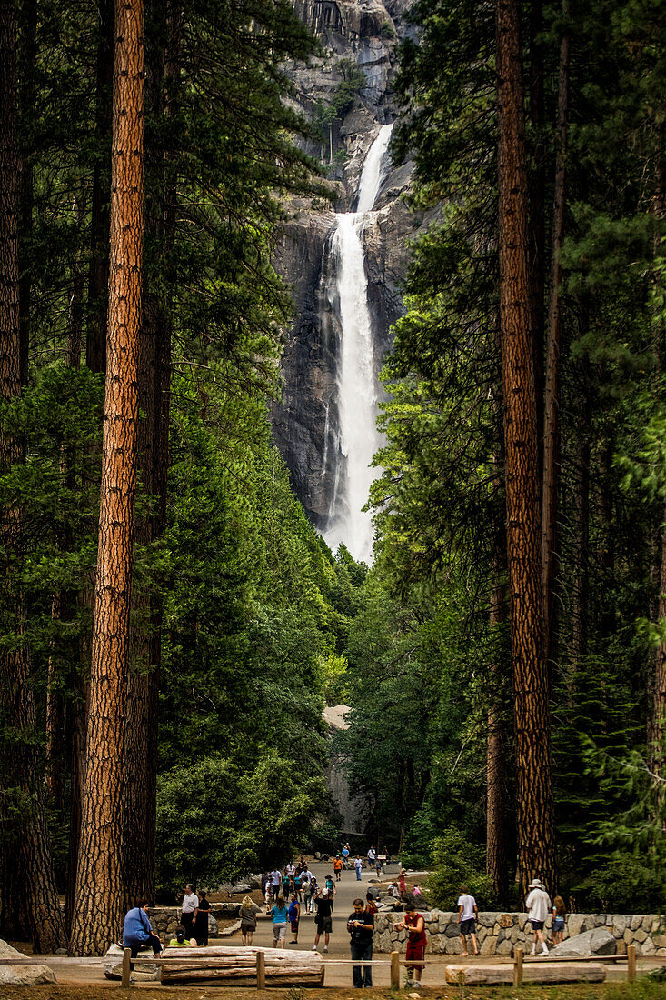 Touristen an den Lower Yosemite Falls im Yosemite-Nationalpark, Kalifornien, USA, Kalifornien, Vereinigte Staaten von Amerika