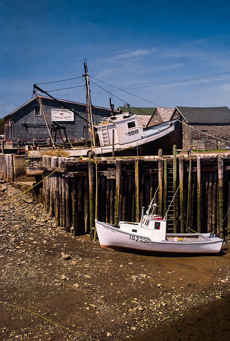 Low tide at Halls Harbour in the Bay of Fundy,Nova Scotia,Canada