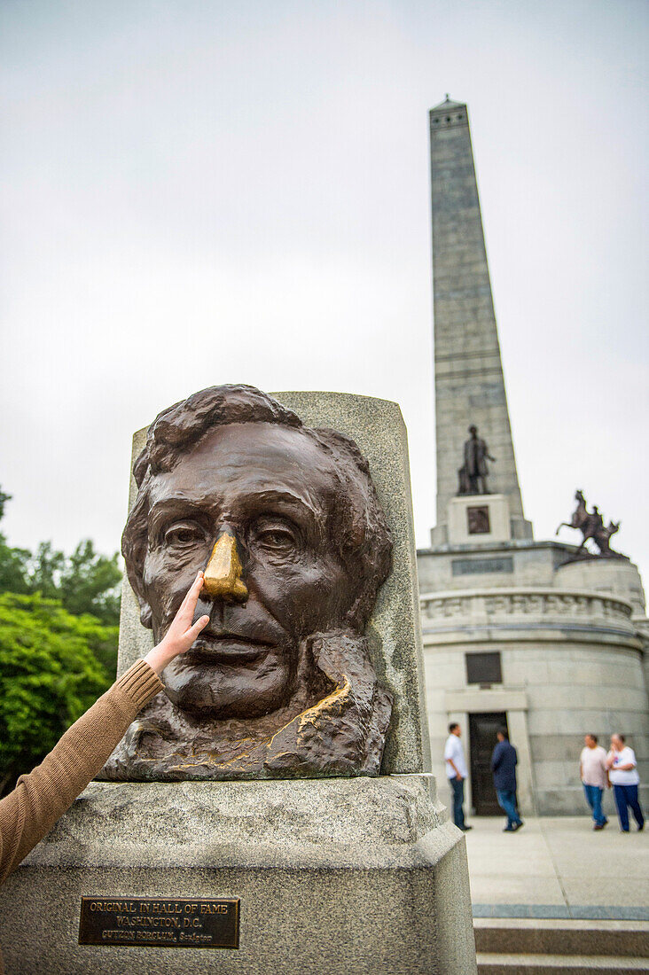 Tourist reibt die Nase von Abraham Lincoln an seinem Grab in Springfield, Illinois, USA, Springfield, Illinois, Vereinigte Staaten von Amerika