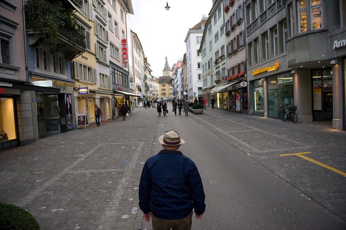 Älterer Mann steht in der Mitte einer Stadtstraße in Zürich,Schweiz,Zürich,Schweiz