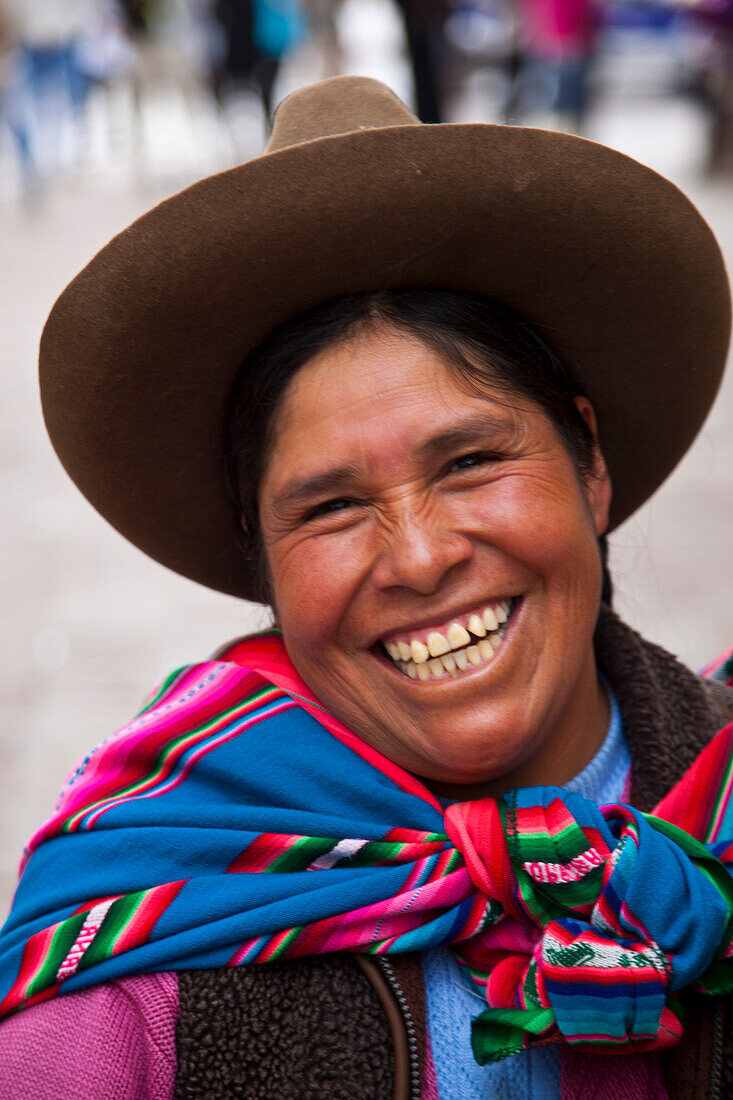 Peruanische Frau in traditioneller Kleidung, Machu Picchu, Peru