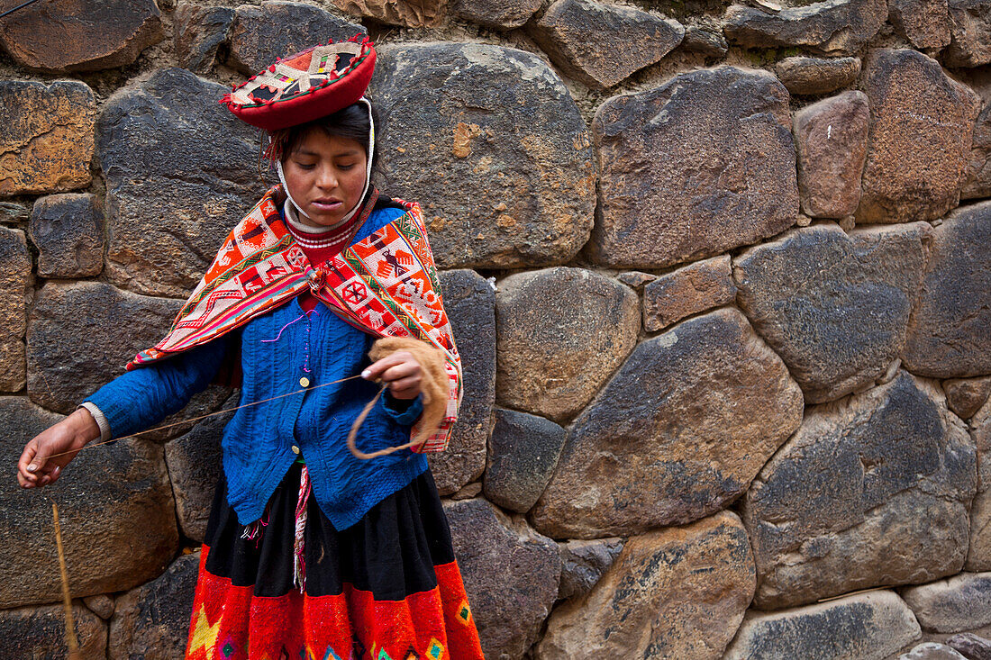 Dorfbewohnerin in traditioneller Kleidung,Ollantaytambo,Peru