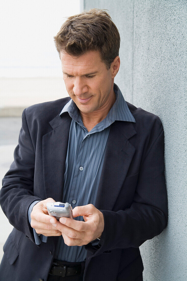 Geschäftsmann mit Mobiltelefon