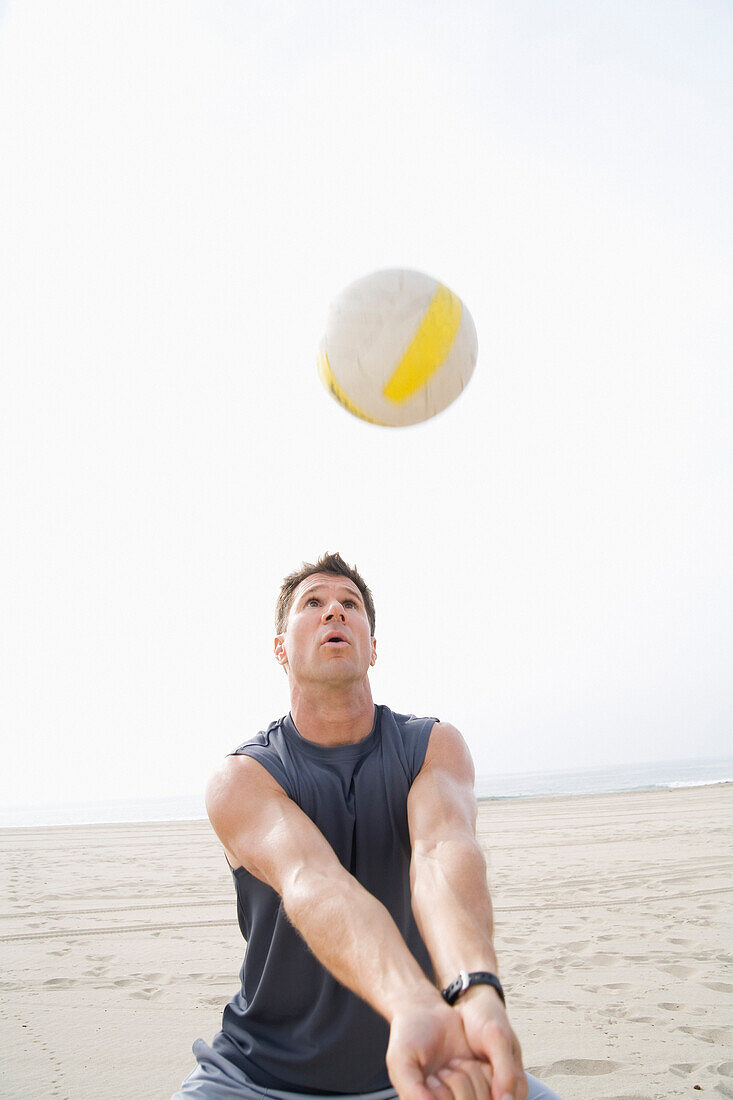 Mann spielt Volleyball