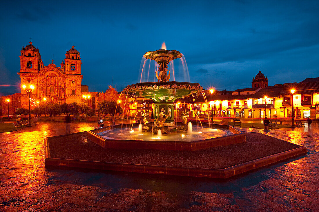 Schöner Springbrunnen auf einem peruanischen Platz bei Nacht, Plaza de Armas, Cuzco, Peru, Cuzco, Peru